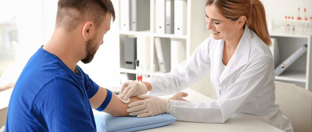 prise de sang ou prélèvement sanguin en laboratoire avec une infirmière